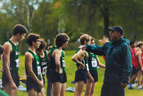 Mark Thompson gives advice to runners on the Shen Cross Country Team 