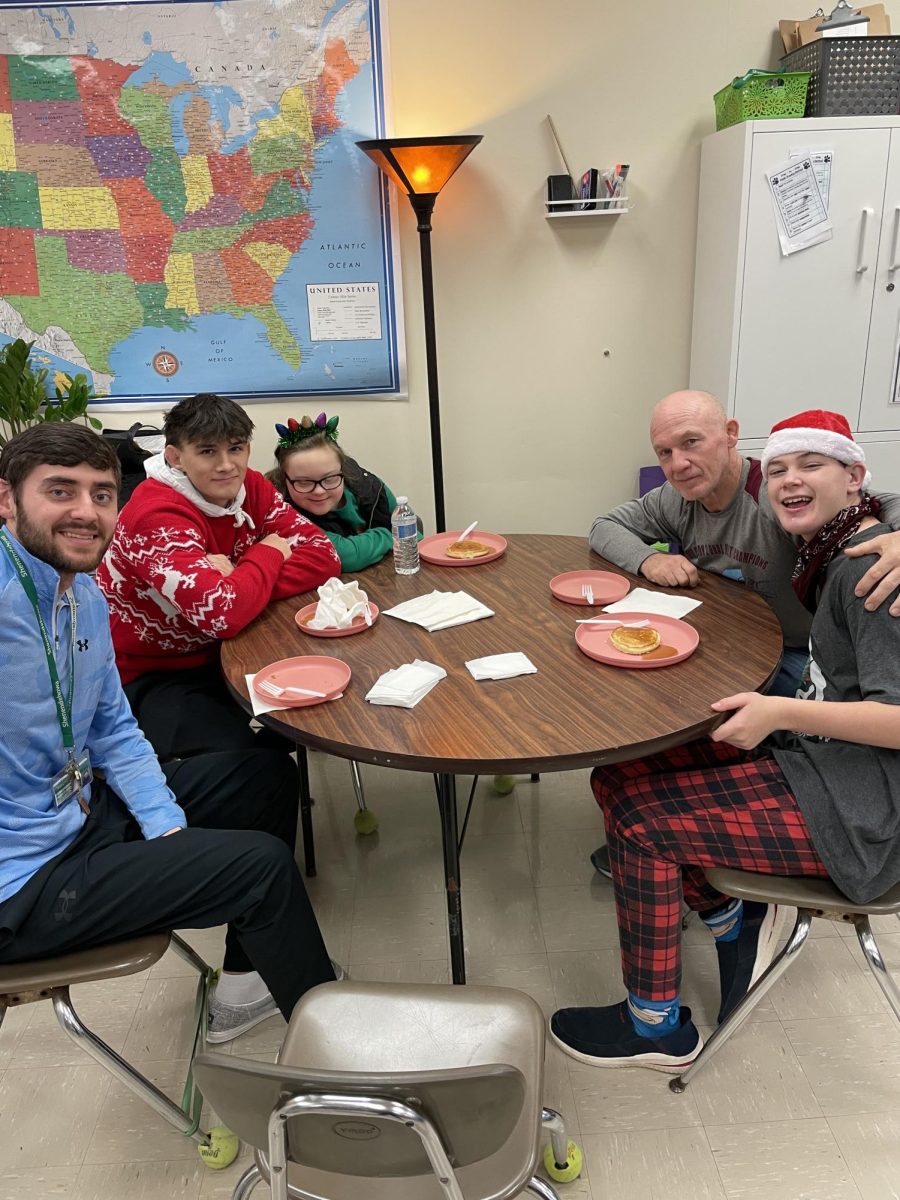 Best buddies keep up the holiday spirit with a pancake party the day before break! Friends enjoyed pancakes, singing Christmas carols, and dancing! 