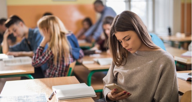 Despite Phone Ban, Shen Students Log Hours of Daily Screen Time